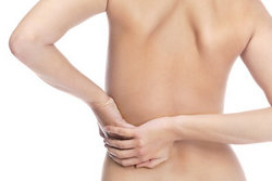 Почему болит правый бок сзади спины у женщины: возможные причины и лечение